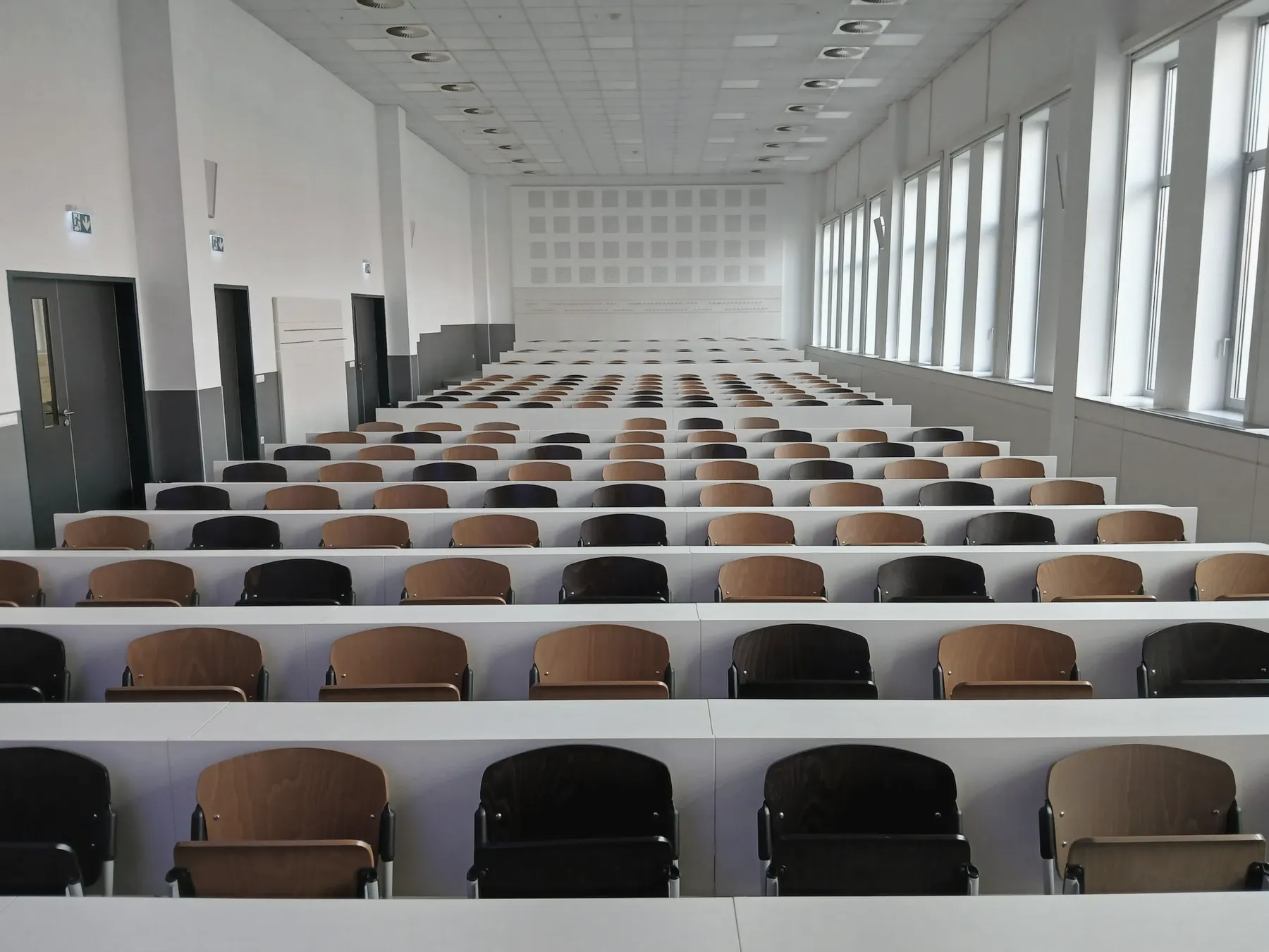 Aula magna con ventanales altos